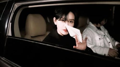 男明星车窗照片图片,捕捉男明星的瞬间风采